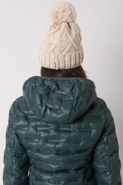 Béžová zimní čepice s bambulí