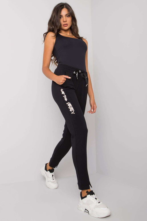 Černé tepláky s nápisy Peyton