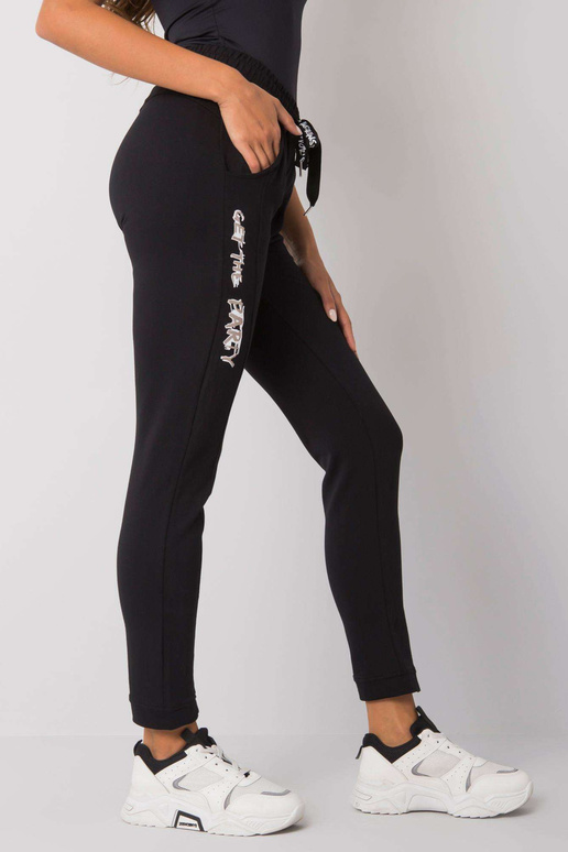 Černé tepláky s nápisy Peyton