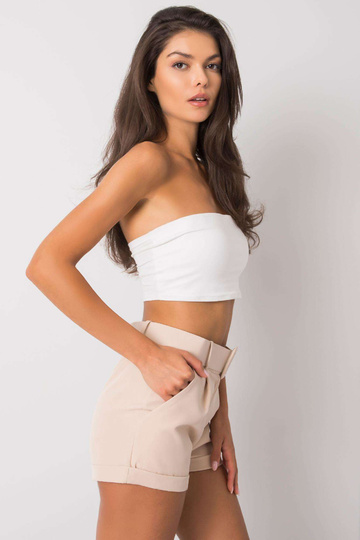 Béžové kraťasy s páskem...