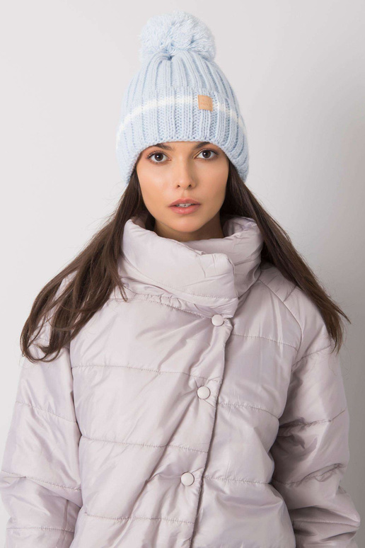 Světle modrý klobouk s bambulí