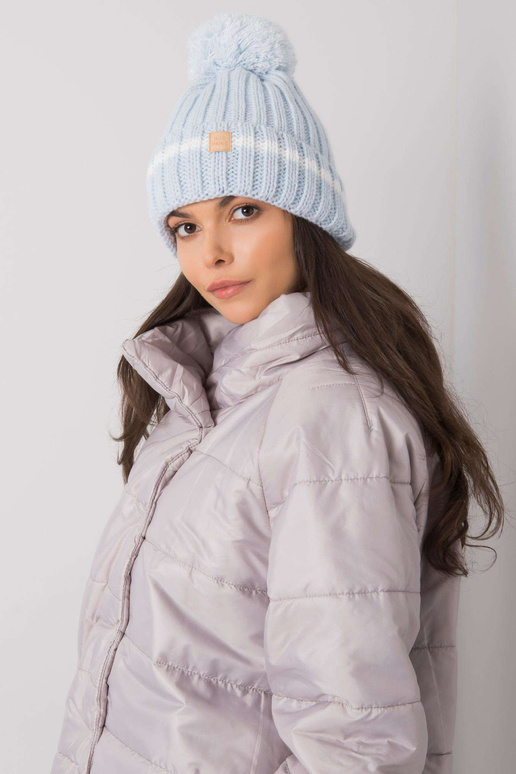 Světle modrý klobouk s bambulí