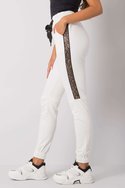 Ecru tepláky s nášivkou Giulia Ecru tepláky s nášivkou Giulia