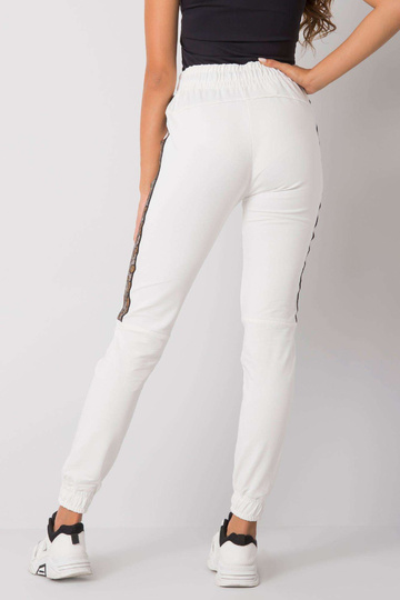 Ecru tepláky s nášivkou Giulia 2