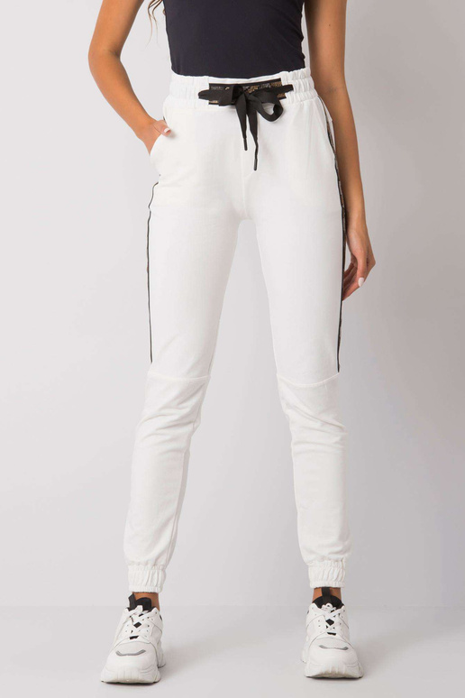 Ecru tepláky s nášivkou Giulia Ecru tepláky s nášivkou Giulia