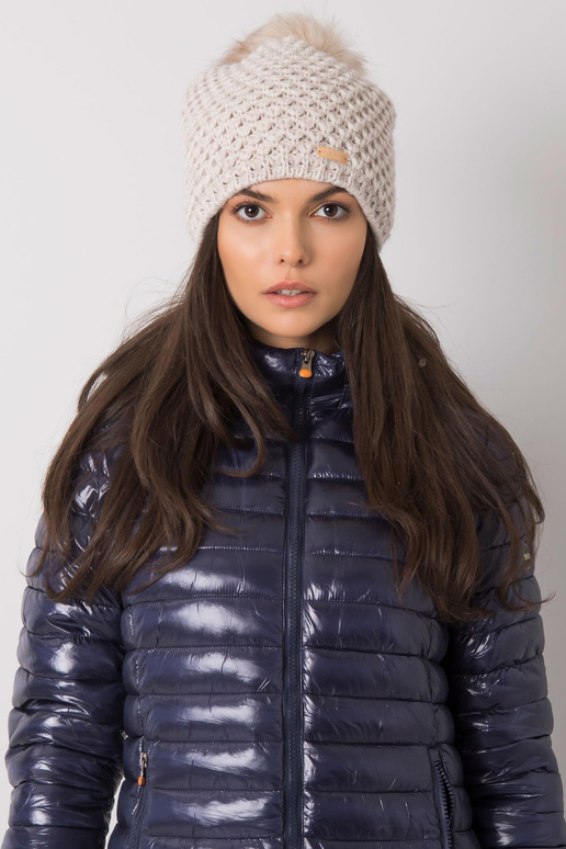 Béžová zimní čepice s bambulí