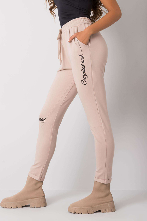 Béžové tepláky s nápisy Haylee