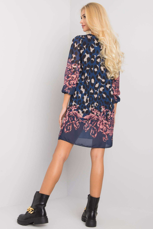 Tmavě modré šaty se zvířecími vzory...