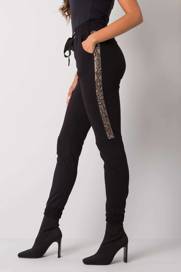 Černé tepláky s nášivkou...