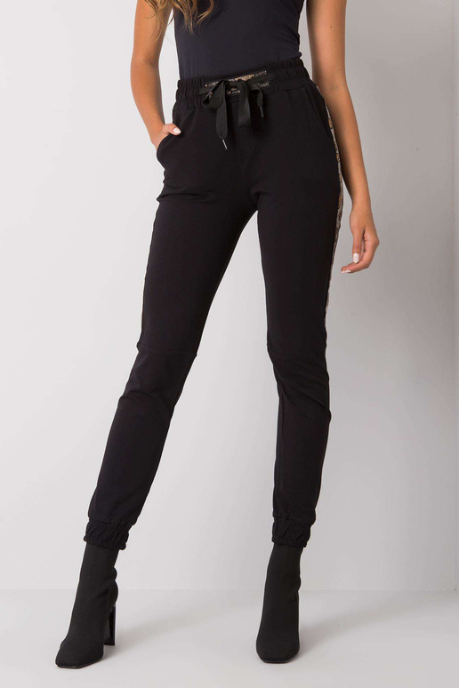 Černé tepláky s nášivkou Giulia Černé tepláky s nášivkou Giulia