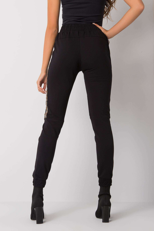 Černé tepláky s nášivkou Giulia Černé tepláky s nášivkou Giulia