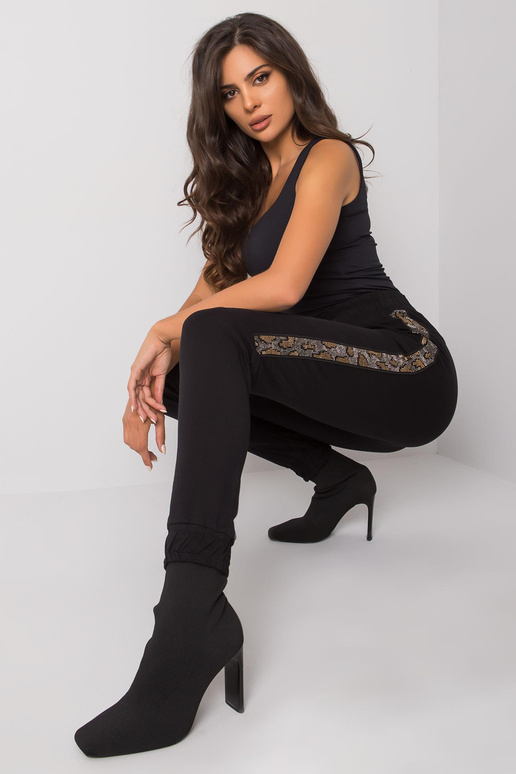 Černé tepláky s nášivkou Giulia Černé tepláky s nášivkou Giulia