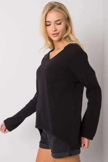 Černý svetr s výstřihem do...