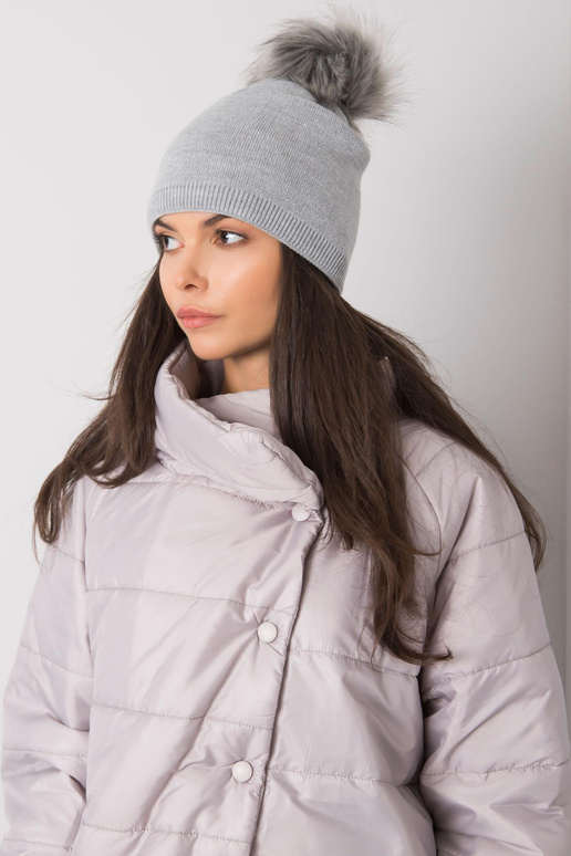Šedá vycpaná dámská čepice se střapcem