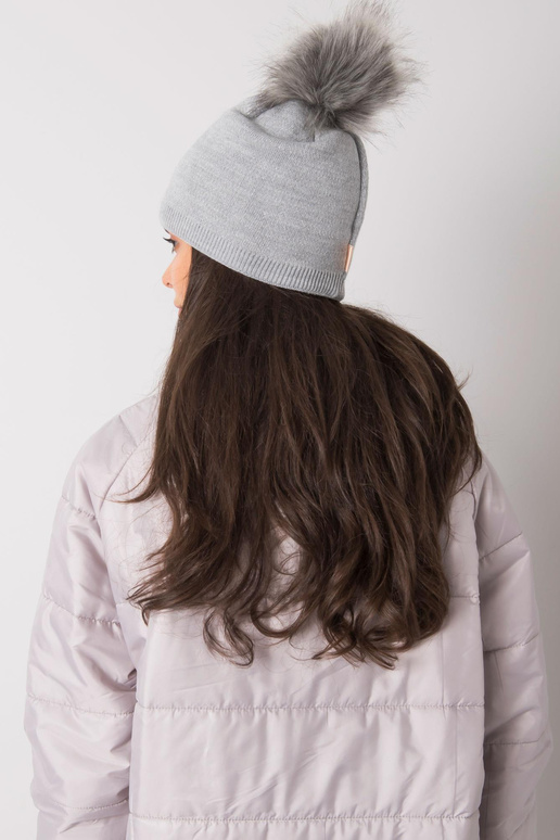 Šedá vycpaná dámská čepice se střapcem