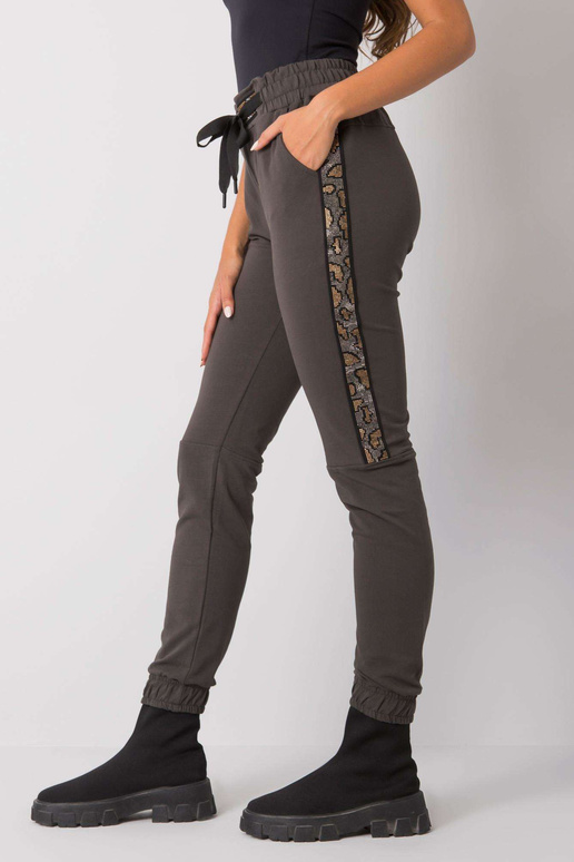 Tmavé khaki tepláky s nášivkou Giulia