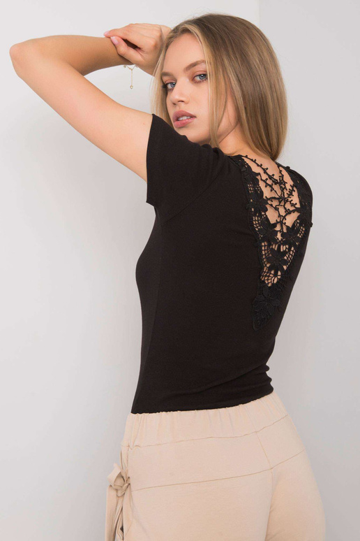 Černá halenka s ozdobným výstřihem...