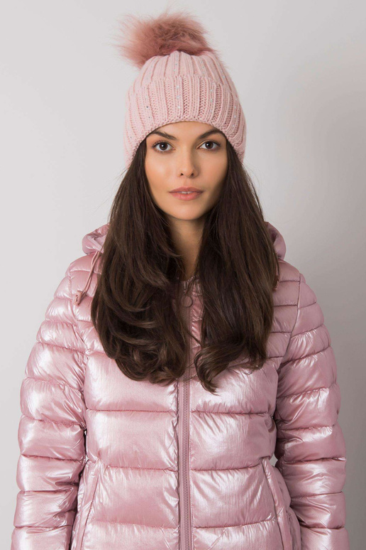 Světle růžová zimní čepice s nášivkou