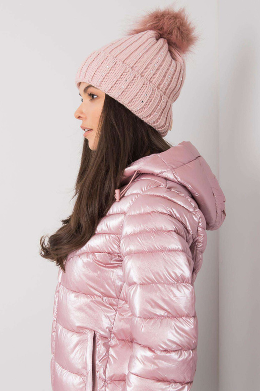 Světle růžová zimní čepice s nášivkou