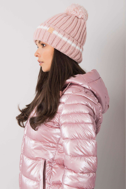 Světle růžová čepice s bambulí