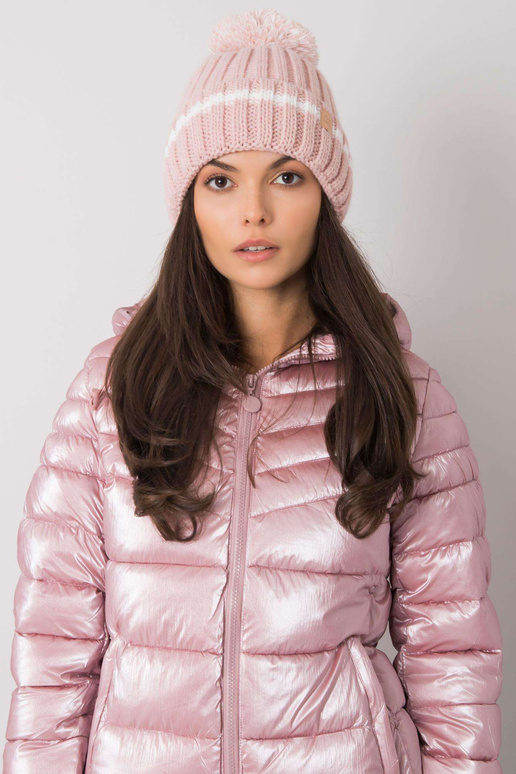 Světle růžová čepice s bambulí