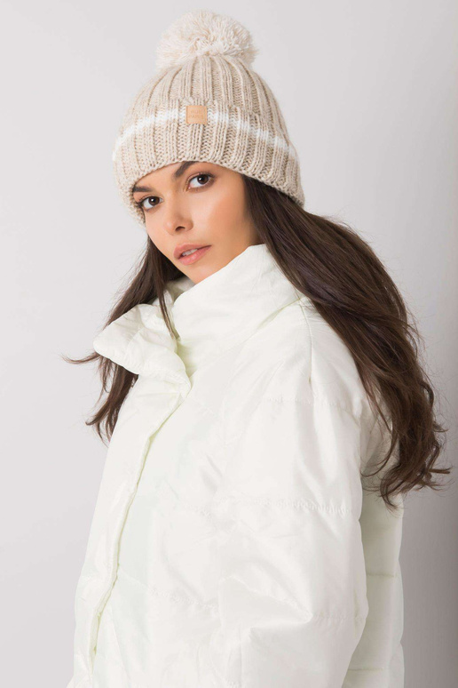 Béžová čepice s bambulí