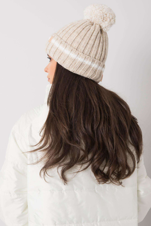 Béžová čepice s bambulí