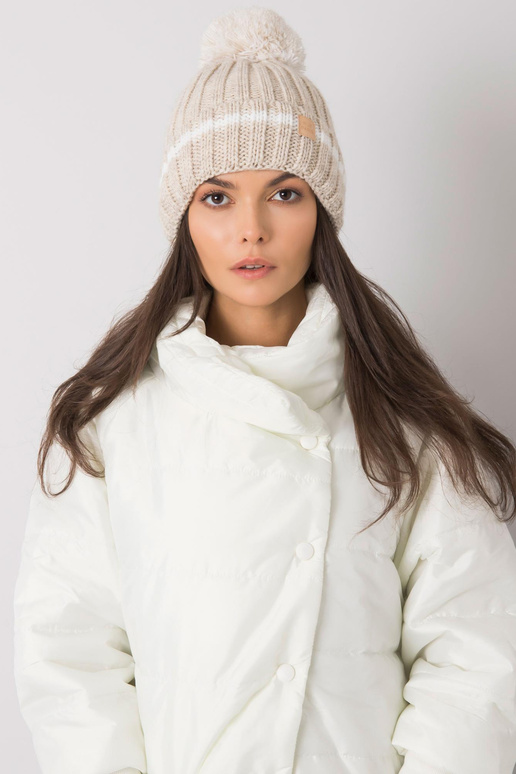 Béžová čepice s bambulí
