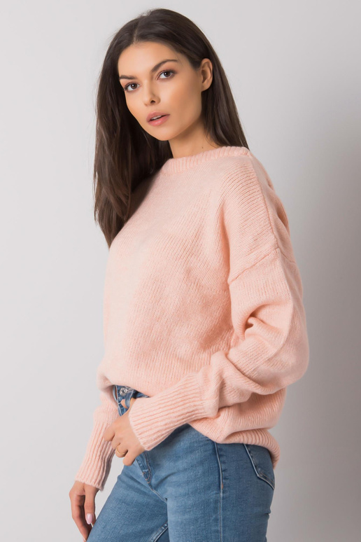 Světle růžový svetr s řetízkem...