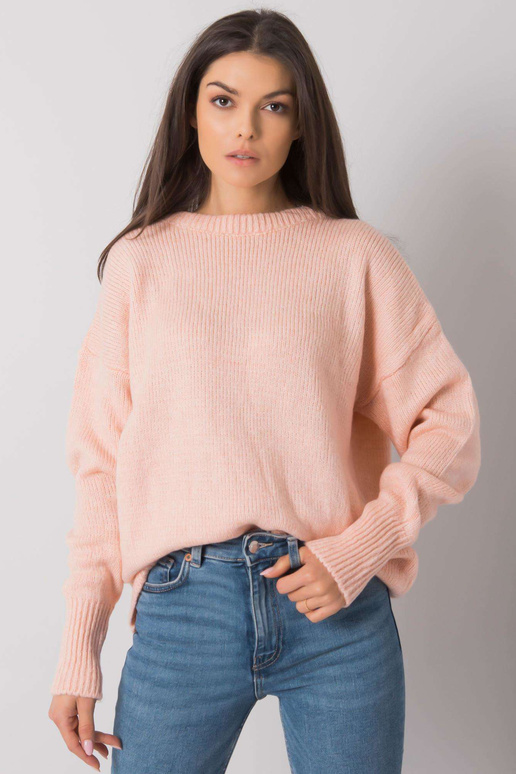 Světle růžový svetr s řetízkem...
