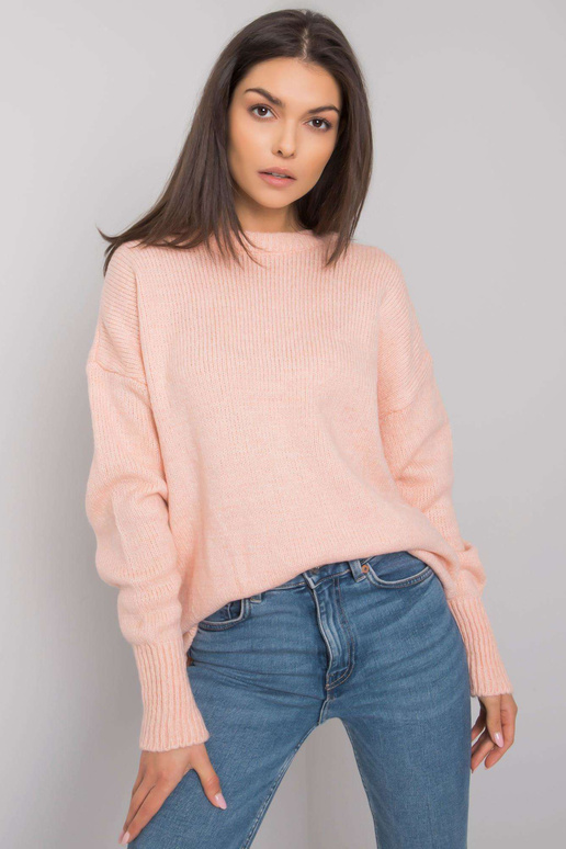 Světle růžový svetr s řetízkem...