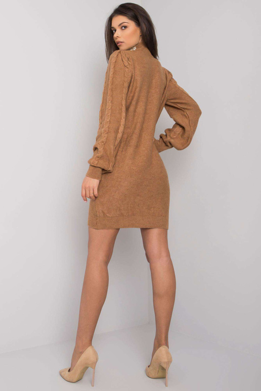 Velbloudí pletené šaty s nášivkou...
