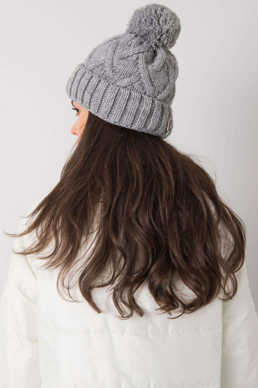 Šedá zimní čepice s bambulí