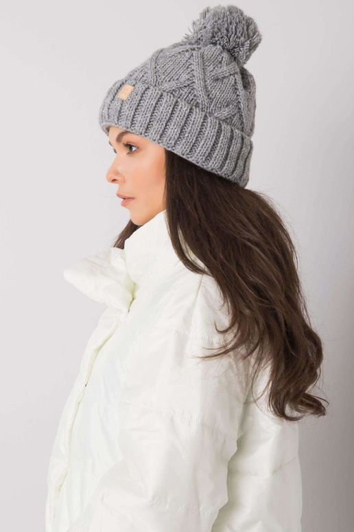 Šedá zimní čepice s bambulí