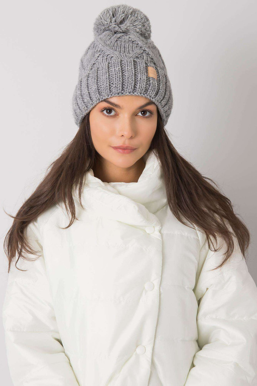 Šedá zimní čepice s bambulí