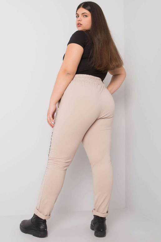 Béžové tepláky plus size s nášivkou...