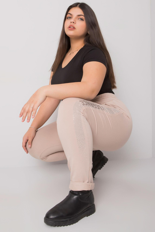 Béžové tepláky plus size s nášivkou...