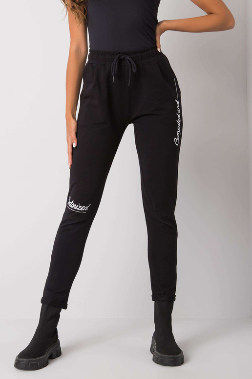 Černé tepláky s nápisy Haylee