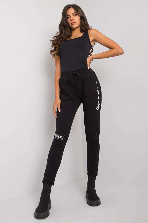 Černé tepláky s nápisy Haylee