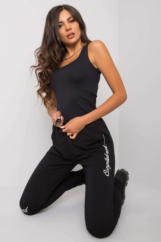 Černé tepláky s nápisy Haylee