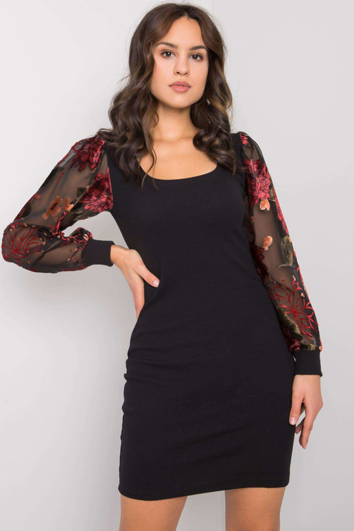 Černé šaty se vzorovanými rukávy...