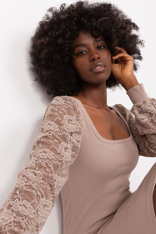 Tmavě béžové vypasované šaty s...