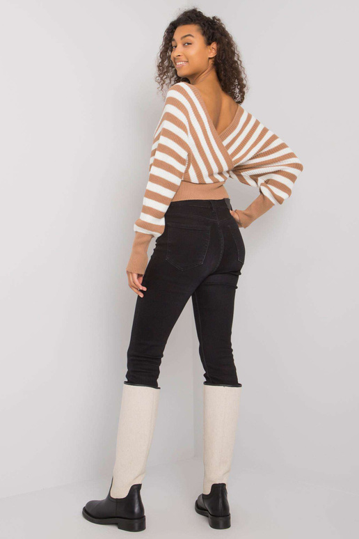 Velbloudí a bílý pruhovaný svetr...