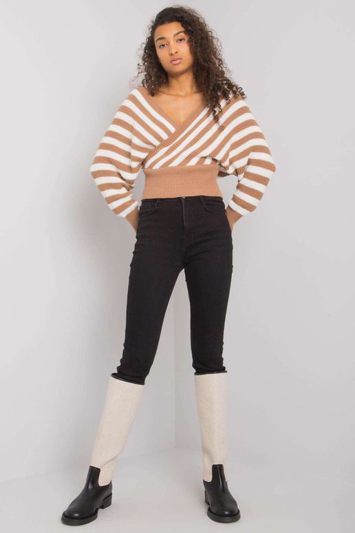 Velbloudí a bílý pruhovaný svetr...