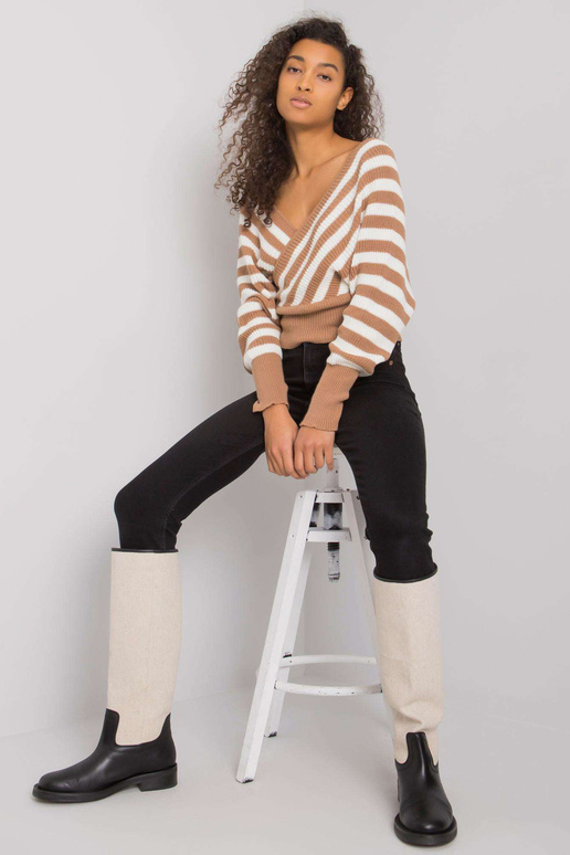 Velbloudí a bílý pruhovaný svetr...