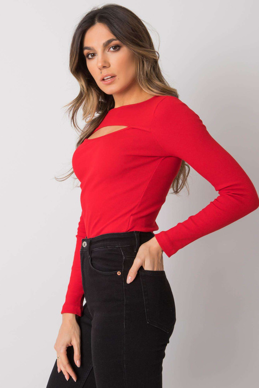 Červená halenka s vystřiženou...