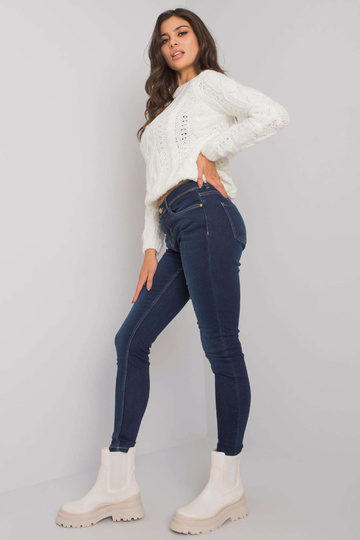 Tmavě modré úzké džíny...