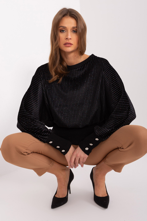 Černá halenka s ozdobnými knoflíky...