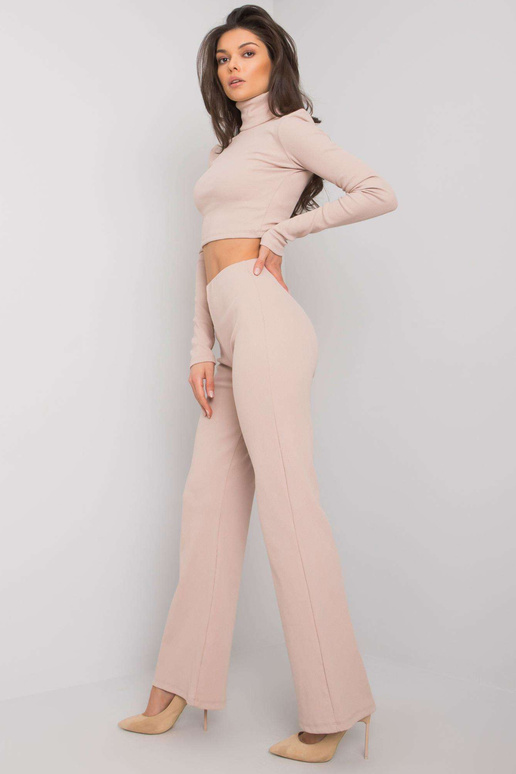 Světle béžový komplet s kalhotami... Světle béžový komplet s kalhotami...