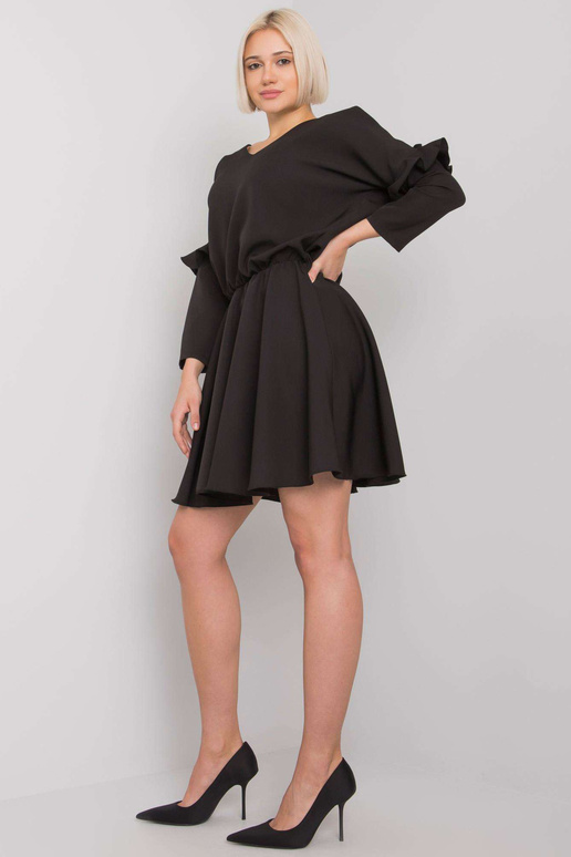 Černé šaty s volánky na rukávech...